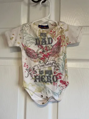 <€€* Unisex Baby 3-6 Mo Onesie Bodysuit “My Dad is My HERO” Short Sleeve Top by Kissu Kissu