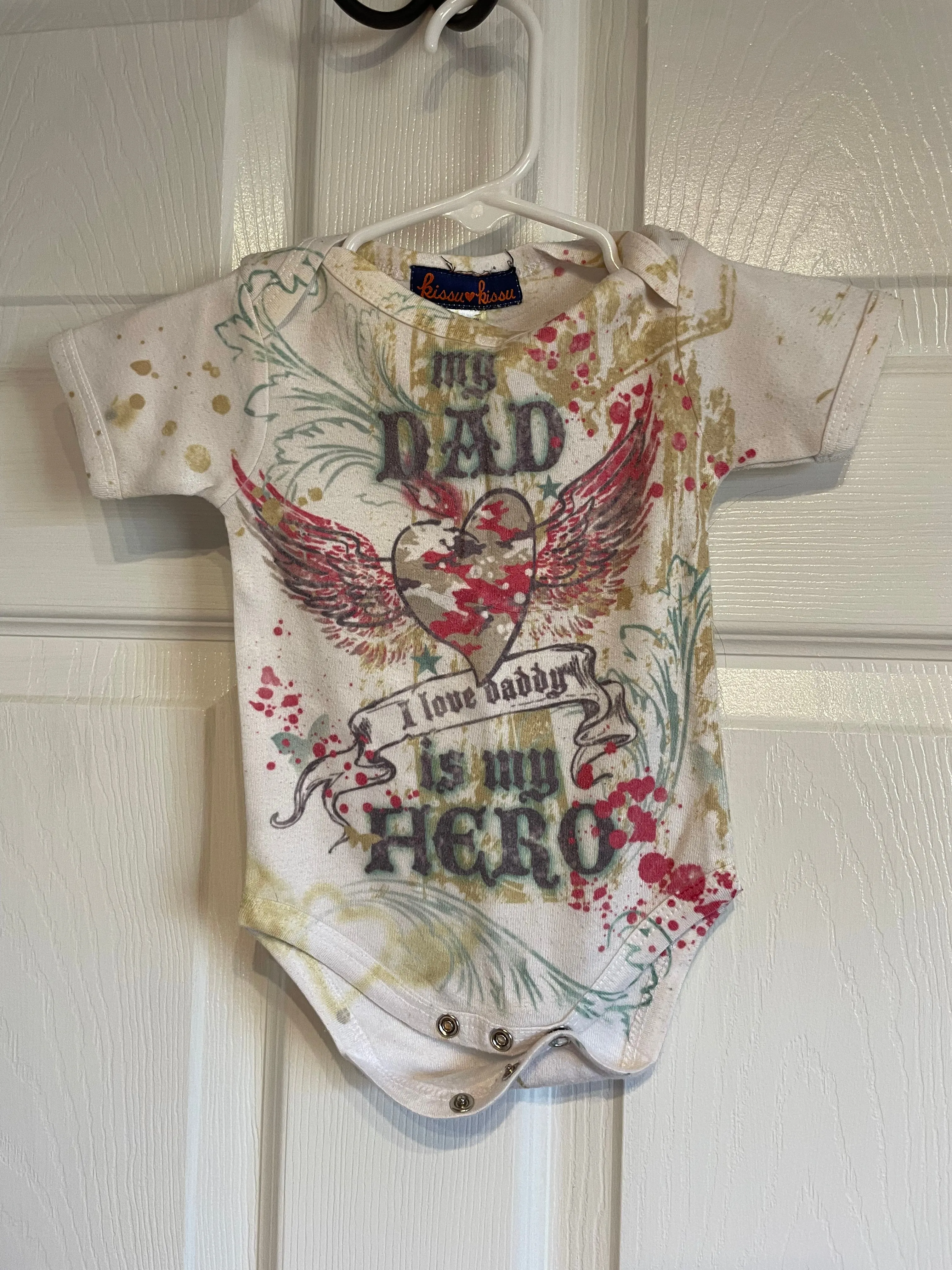 <€€* Unisex Baby 3-6 Mo Onesie Bodysuit “My Dad is My HERO” Short Sleeve Top by Kissu Kissu